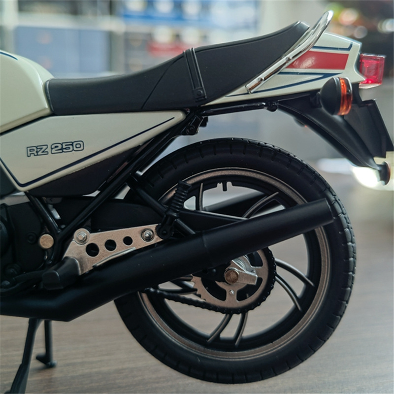 1:12 YAMAHA RZ250 RD250LC Lege - Model Kit Aoshima recensie en prijs